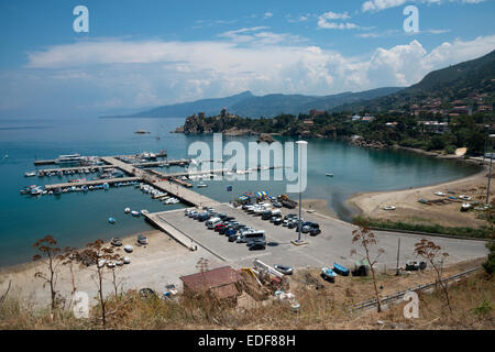 Una vista del porto di Cefalù Sicilia Italia n estate che si affaccia sul Mar Tirreno Foto Stock