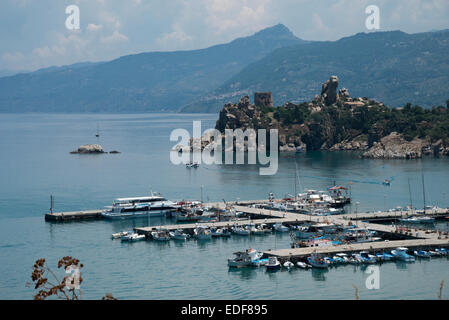 Una vista del porto di Cefalù Sicilia Italia n estate che si affaccia sul Mar Tirreno Foto Stock