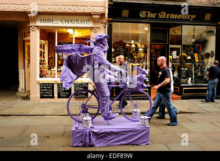 Statua UMANA NEL CENTRO DI YORK YORKSHIRE England Regno Unito Foto Stock