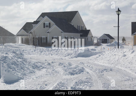 Un fresco strada arato in America suburbia durante una tempesta di neve. Foto Stock