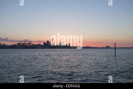 Auckland skyline della città attraverso il porto Waitemata, Nuova Zelanda. Foto Stock