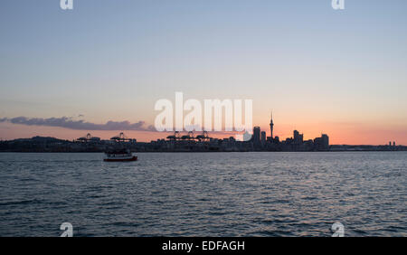 Auckland skyline della città attraverso il porto Waitemata, Nuova Zelanda. Foto Stock