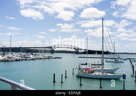 Barca a vela nel porto di Auckland Foto Stock