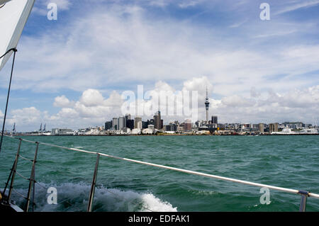 Auckland skyline della città attraverso il porto Waitemata, Nuova Zelanda. Foto Stock