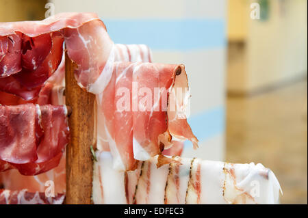 Negozio di specialità gastronomiche a base di carne con prosciutto, salame, la bresaola, crudo di Parma Foto Stock