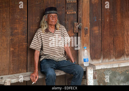 Indonesiano uomo anziano indossando il tradizionale songkok / peci / kopiah in Kota / Old Batavia, Java, Indonesia Foto Stock