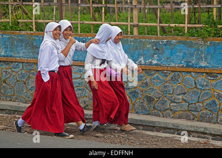 Felice scuola indonesiano bambini indossare il bianco e il rosso il Hijab uniformi, Kota Bandung, West Java, Indonesia Foto Stock