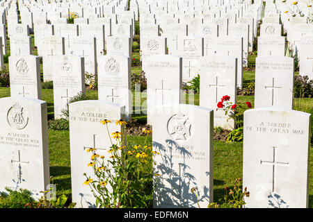 Hooge cratere cimitero Commonwealth War Cemetery, con oltre 5000 tombe di soldati della Prima Guerra Mondiale, nei pressi di Ypres