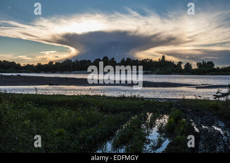 Serata sul fiume Dnieper coperto con haze. L'Ucraina Foto Stock