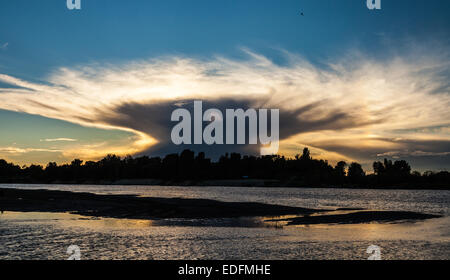 Serata sul fiume Dnieper coperto con haze. L'Ucraina Foto Stock