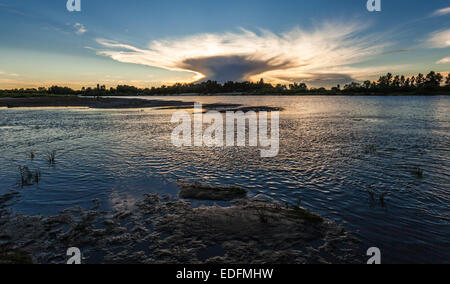 Serata sul fiume Dnieper coperto con haze. L'Ucraina Foto Stock