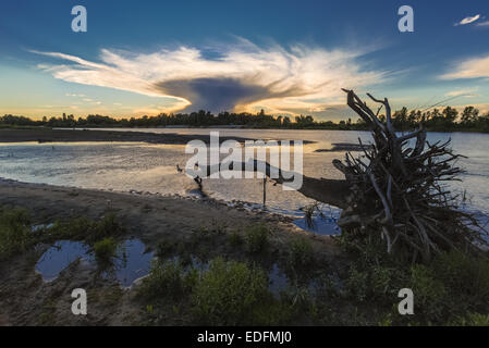 Serata sul fiume Dnieper coperto con haze. L'Ucraina Foto Stock