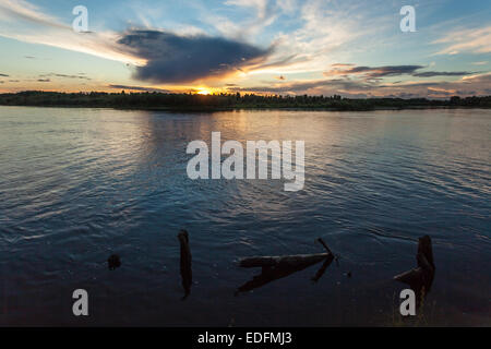 Serata sul fiume Dnieper coperto con haze. L'Ucraina Foto Stock