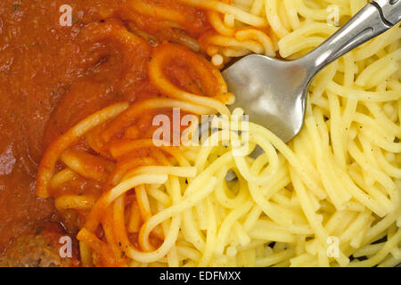 Molto vicino in vista di spaghetti con sugo di pomodoro e una polpetta con la forcella. Foto Stock