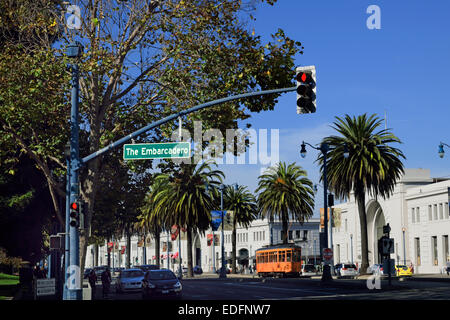 Embarcadero palma strada fiancheggiata da alberi con tradizionale tram storico San Francisco California Stati Uniti d'America Foto Stock