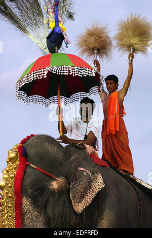 Ornati elefante in una processione per contrassegnare la fine dell'Pooram Festival in Quilon (Quilon), Kerala, India Foto Stock