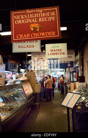 Fisherman Wharf seafood bancarelle che serve fast nuove varietà di piatti a base di frutti di mare compresi Crab Chowder e Maine Lobster San Francisco Foto Stock