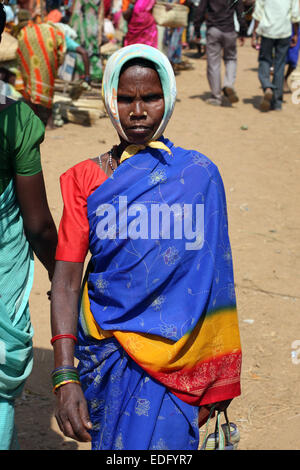 Popolo Adivasi nel mercato Tokapal, Chhattisgarh, Madyha Pradesh, India Foto Stock