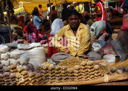 L'uomo la vendita di merci secche in tribale Adivasi Tokapal mercato Chhattisgarh India Foto Stock