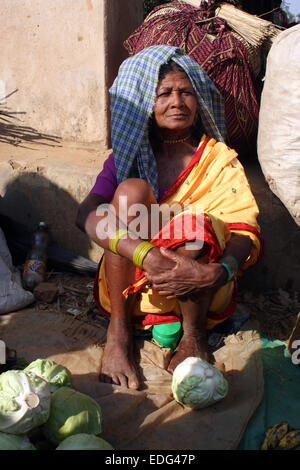 Donna Adivasi cavoli di vendita nel mercato Tokapal, Chhattisgarh, Madyha Pradesh, India Foto Stock