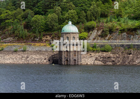 Foel Tower è la aspirazione del Garreg-ddu serbatoio, l'acqua inizia il suo 73 miglio viaggio a Birmingham. Elan Valley, POWYS, GALLES Foto Stock