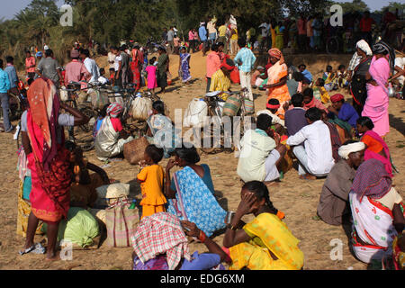 Popolo Adivasi nel mercato Tokapal, Chhattisgarh, Madyha Pradesh, India Foto Stock