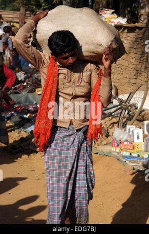 Adivasi boy nel mercato Tokapal, Chhattisgarh, Madyha Pradesh, India Foto Stock