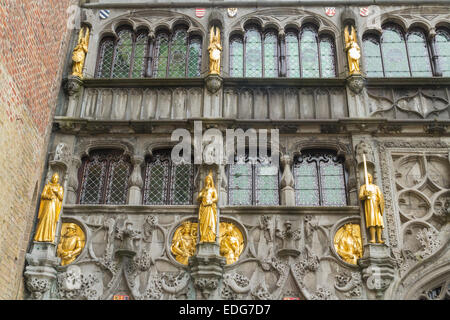 Guardando il guilded medievale statue e finestre della Basilica del Sangue Sacro. Piazza Burg, Bruges, Fiandre Occidentali, Belgiu Foto Stock