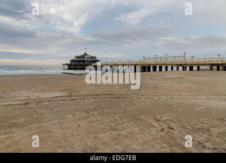 Il molo solo in Belgio, con spiaggia di sabbia. Blankenberge, Fiandre Occidentali, Belgio, Europa. Foto Stock