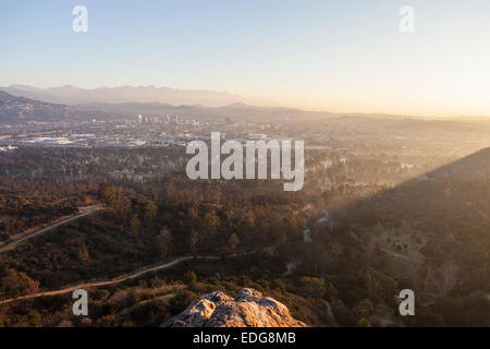 Vista di Glendale, California nella foschia mattutina luce da Bee rock di Los Angeles di Griffith Park. Foto Stock