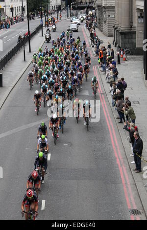 London, Regno Unito - 22 Settembre 2013: I ciclisti competere per la tournée in Inghilterra come spettatori guardare lungo la strada di Canon nella città. Foto Stock