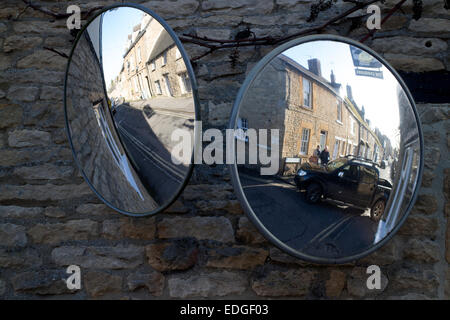 Due specchi convessi in una Street, Chipping Norton, Oxfordshire, England, Regno Unito Foto Stock