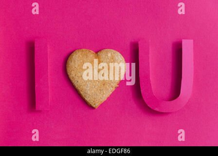 "Ti amo" realizzata in carta rosa e taglio di un focolare forma cookie Foto Stock