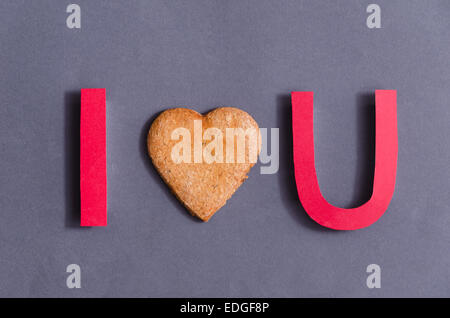 "Ti amo' fatta di carta tagliata e un focolare forma cookie Foto Stock