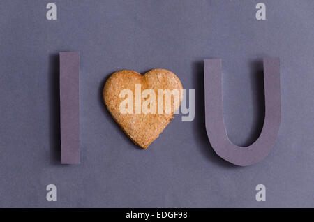 "Ti amo' fatta di carta tagliata e un focolare forma cookie Foto Stock