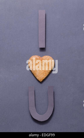 "Ti amo' fatta di carta tagliata e un focolare forma cookie Foto Stock