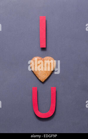 "Ti amo' fatta di carta tagliata e un focolare forma cookie Foto Stock