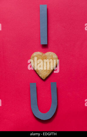 "Ti amo' fatta di carta tagliata e un focolare forma cookie Foto Stock