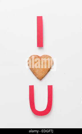 "Ti amo' fatta di carta tagliata e un focolare forma cookie Foto Stock