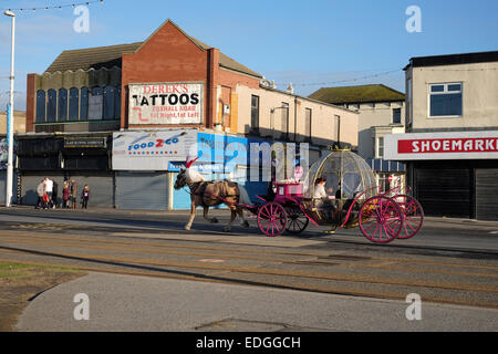 Blackpool cavallo e carrozza lungo la Promenade Foto Stock