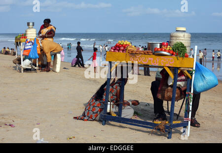 Europea Bhel puri di essere venduto su Ramakrishna beach in Vizag, Andhra Pradesh, India Foto Stock