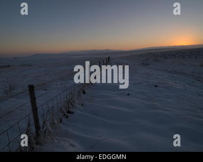 Neve invernale scena vicino al taglio Standedge sulla A62 tra Oldham e Huddersfield nel nord dell'Inghilterra Foto Stock