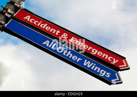 Incidenti e di emergenza e tutte le altre ali segno al di fuori di un ospedale NHS NEL REGNO UNITO Foto Stock