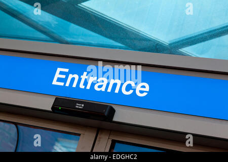 Ingresso ospedale segno sopra una porta al di fuori di un British National Health Service NHS Hospital Foto Stock