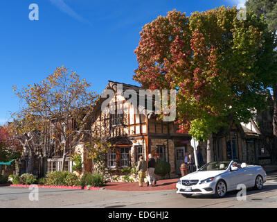 Scena di strada in autunno con negozi e gallerie d'arte di visitatori su Ocean Avenue Carmelo Monterey County in California Foto Stock