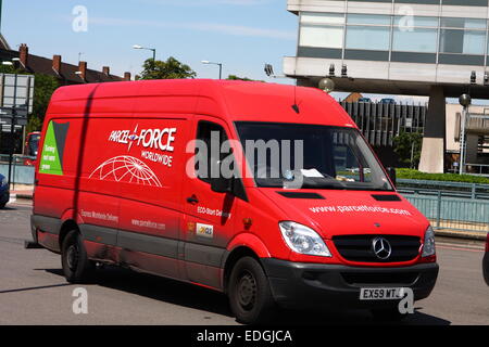 Una forza di pacchi van viaggiando intorno Tolworth rotatoria nel Surrey, Inghilterra Foto Stock