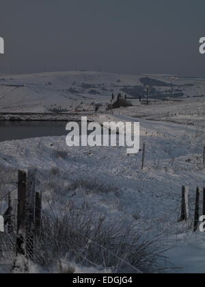 Neve invernale scena vicino al taglio Standedge sulla A62 tra Oldham e Huddersfield nel nord dell'Inghilterra Foto Stock