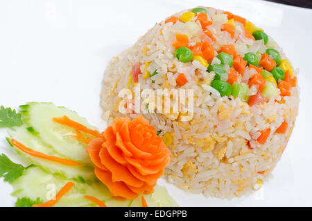 Stile Thailandese vegetale di riso fritto con uova e le erbe aromatiche Foto Stock