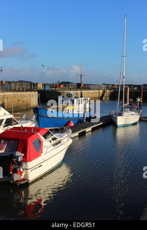 Un assortimento di barche ormeggiate in Fleetwood Dock (ora una marina) adiacente a freeport area dello shopping di Fleetwood, nel Lancashire, Inghilterra. Foto Stock