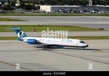 Fort Lauderdale, Stati Uniti d'America - 9 Agosto 2012: Air Tran jet del passeggero arriva a Fort Lauderdale, Florida dalla sua casa base di Atlanta. Foto Stock